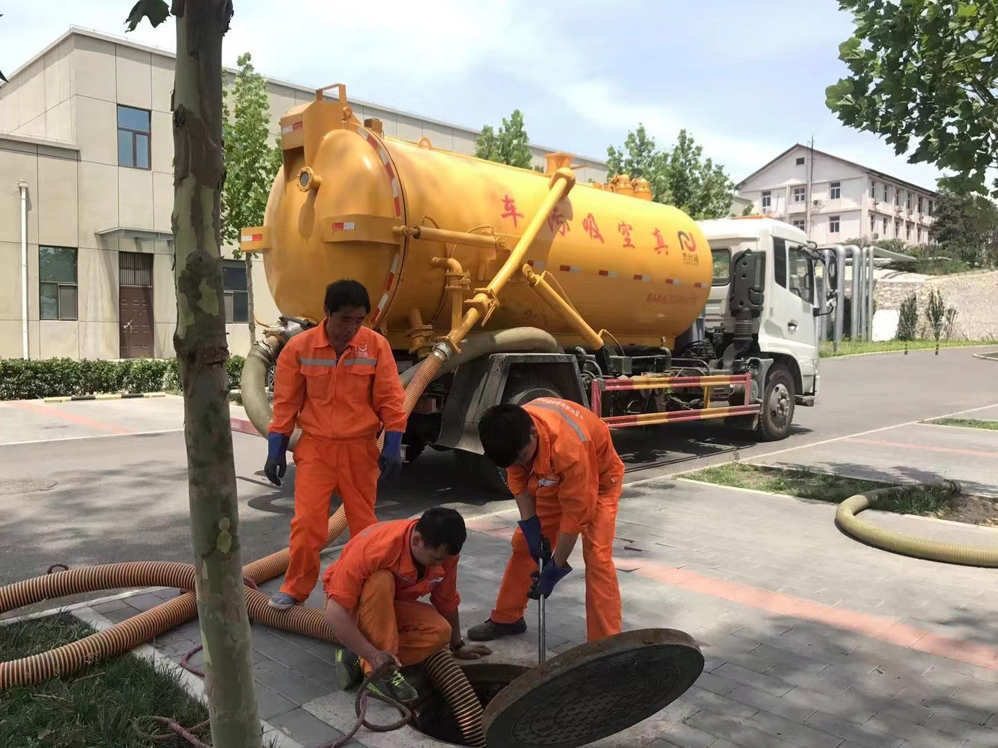 法库管道疏通车停在窨井附近